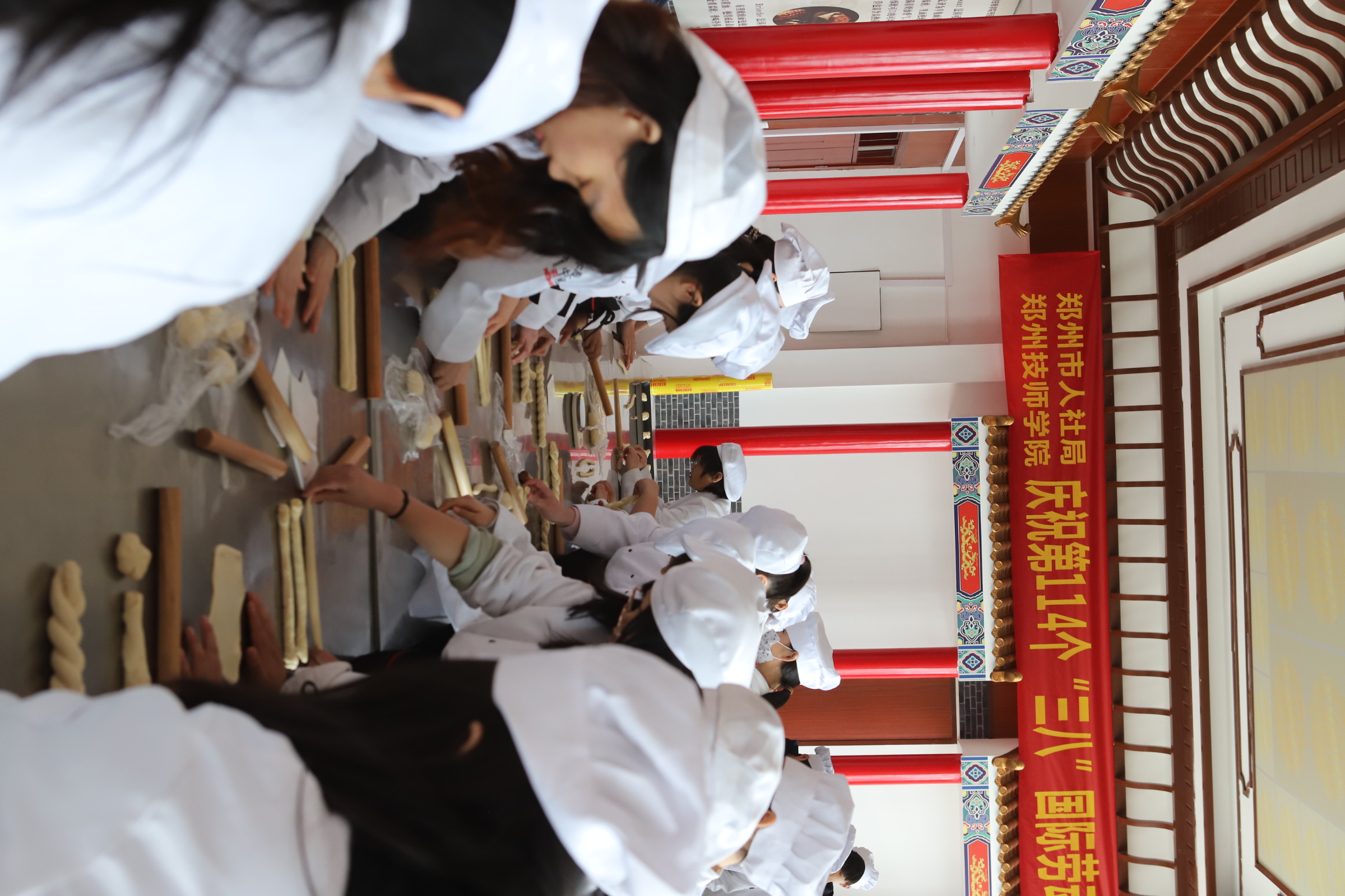 热门专业介绍：计算机，戏曲、音乐舞蹈、新能源汽修，机电一体化，厨师